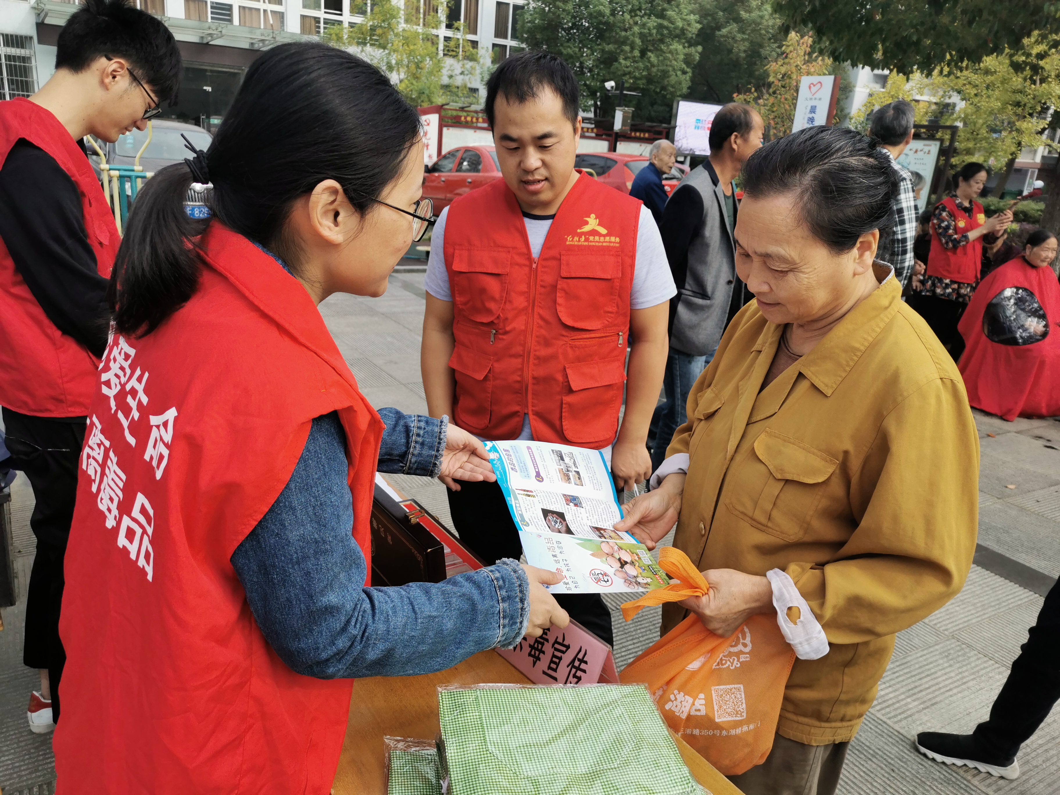 禁毒宣傳進社區 便民服務暖人心